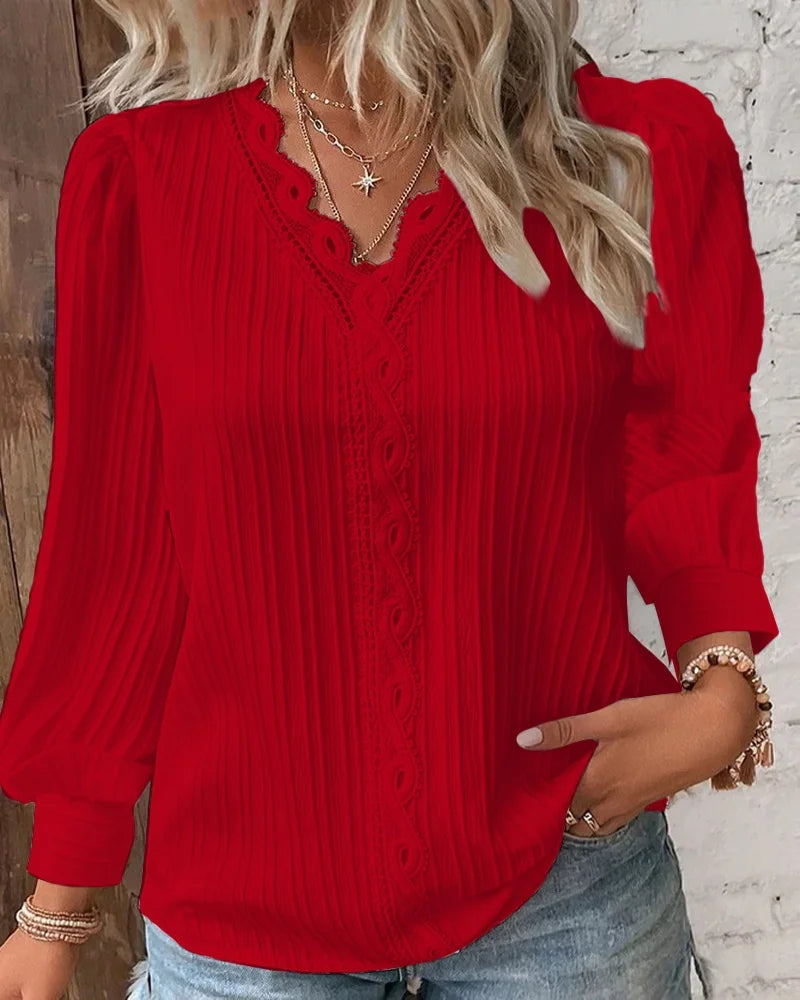 Mira – Feminin topp med spetsdetaljer