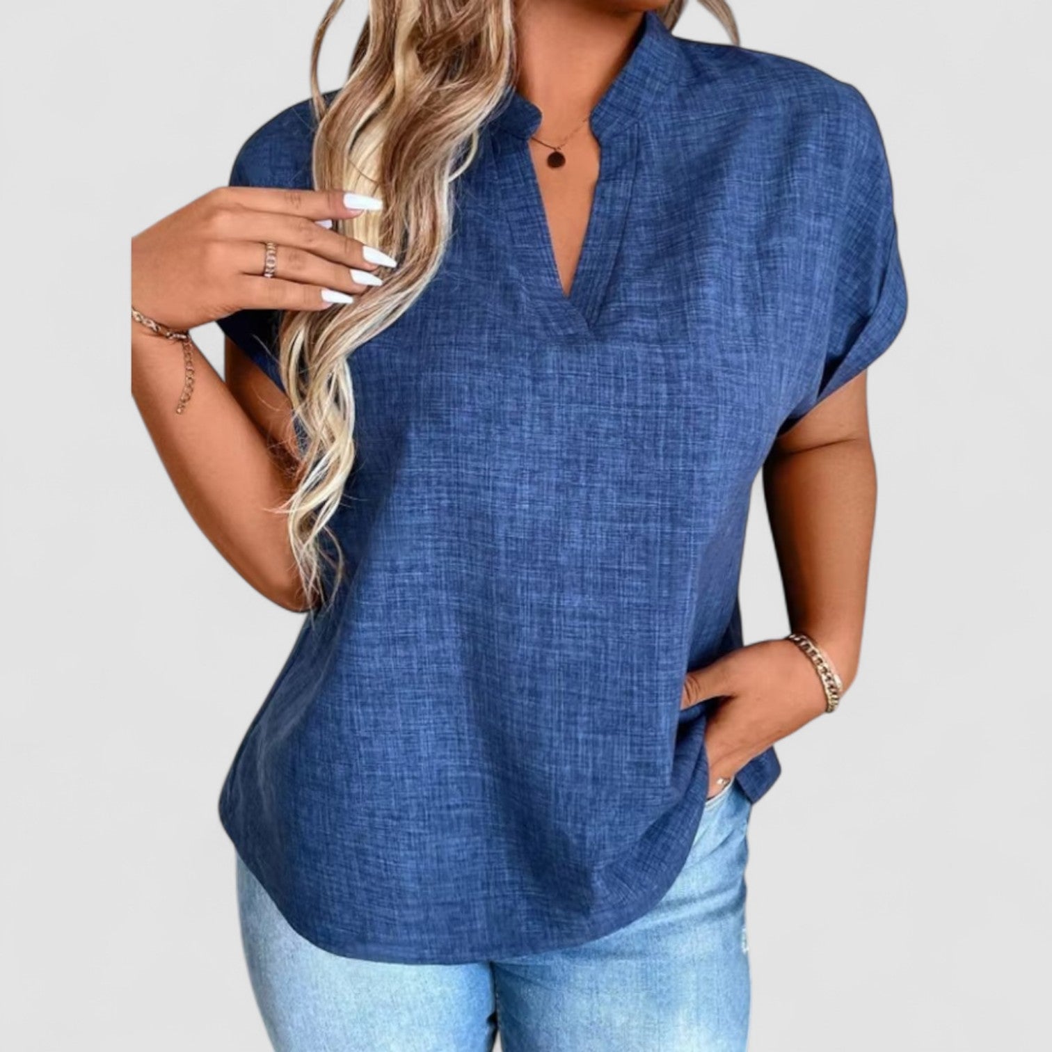 Elinor – Topp med mjukt fall och avslappnad v-ringning